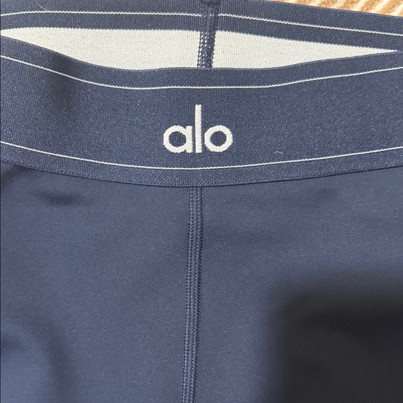 ALO Yoga - Airlift High-Waist Suit Up Legging in Navy - Size L - Picture 4 of 9